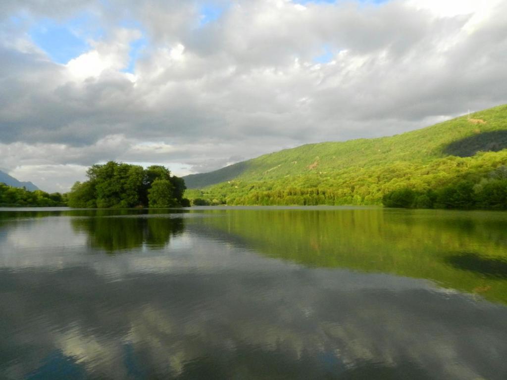 Gite Les Platanes Sainte-Helene-du-Lac Esterno foto